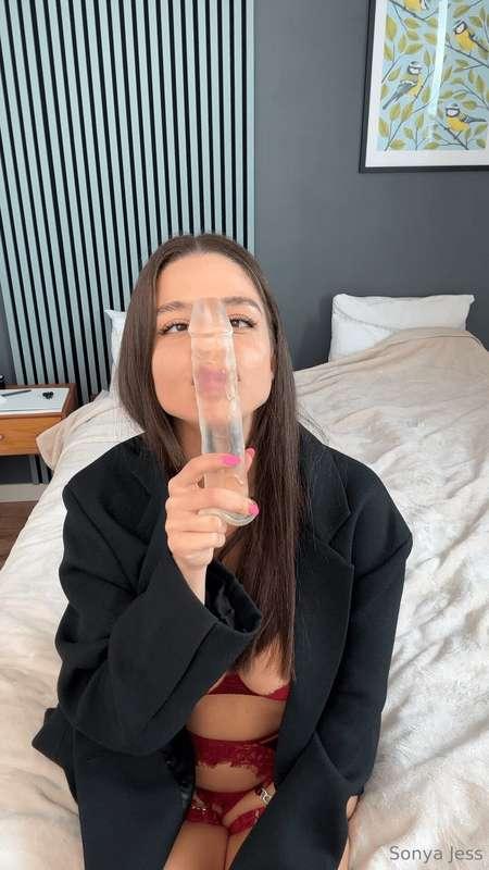 such a beautiful transparent dildo🤤😏