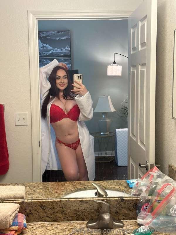 Why is it that when I see a mirror I always want to take a p..