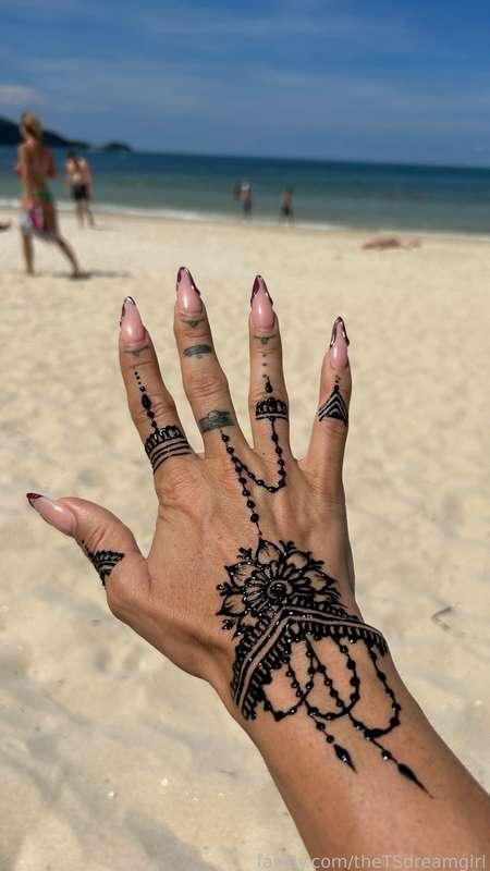 Look what I treated myself with on the beach. 
Really thinking about getting this done for real. 
Oh and : do you like bad bitch nails ? 

#FYP #longnails #stilettonails #nails