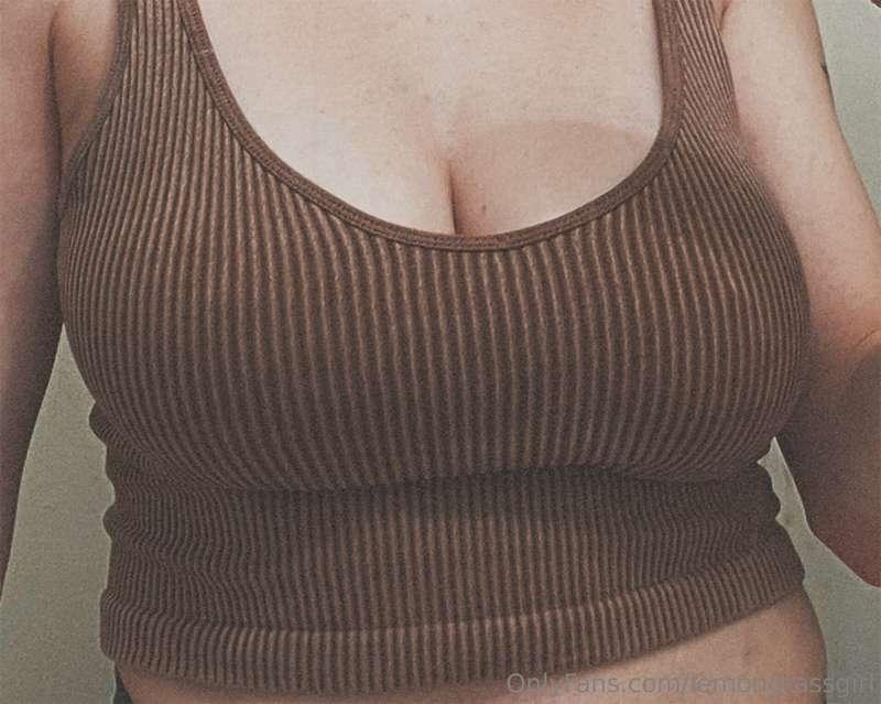 srry for vanishing, here’s some titties :)