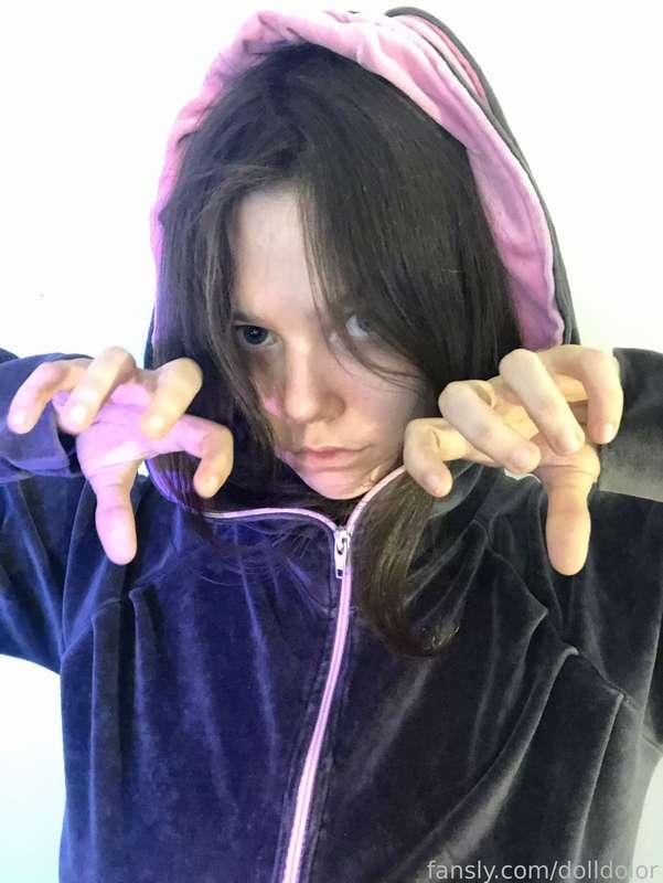 I'm an evil bunny now🐰 and I want to eat your carrot!🐰🤭 I'm wondering if it'll fit in my mouth haha😅

#petite #teen #cute #small #girlfriend #naughty #tease #sweet #babyface #bunny