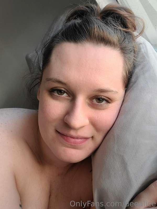 Happy Friday! It's rainy and cold today. Snuggles in bed wou..