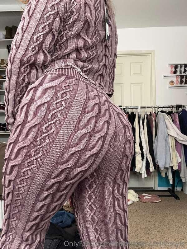 mood: tight, round, and slightly dangerous 🍑