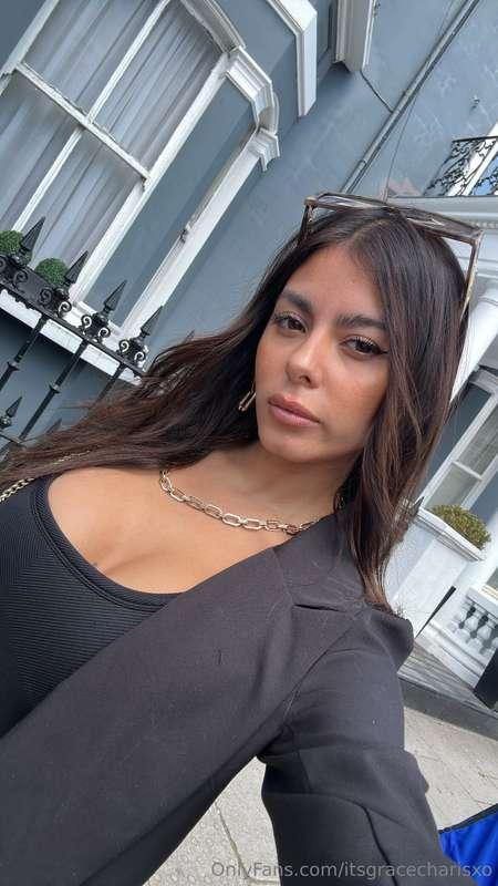 Can’t decide if I’m more pretty or trouble… but I’m both. 😈💋