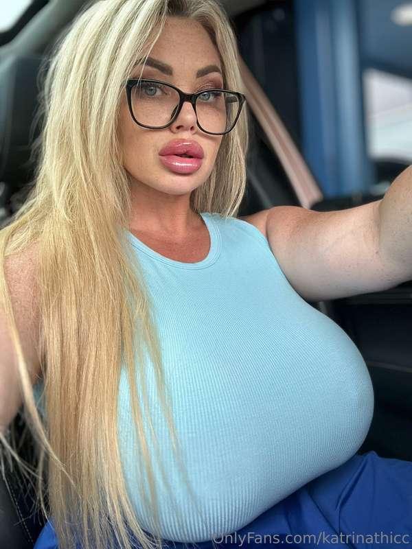 I wanna feel that fat head tapping on my fat lips!