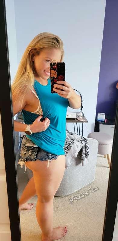 Good morning! 👉 Swipe to take my top off! 😝