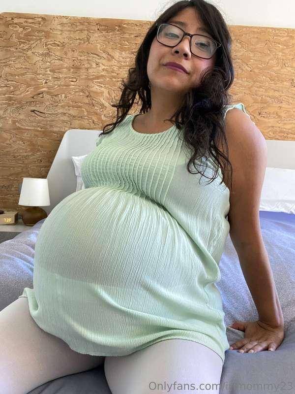 Ohh soo big , round , and pregnant 🤰. My feet 👣 are so sore ..