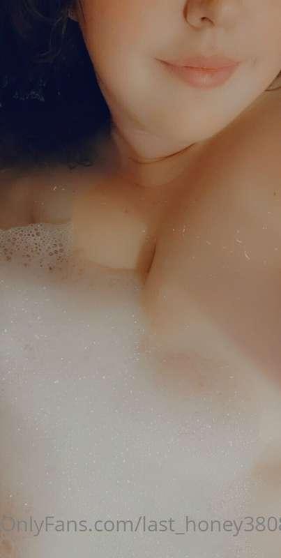Bath time! Who's coming over to wash my back? 😍