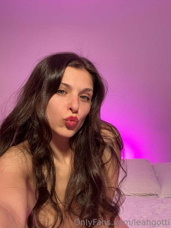 Live show at 6pm eastern on cam soda 🥤