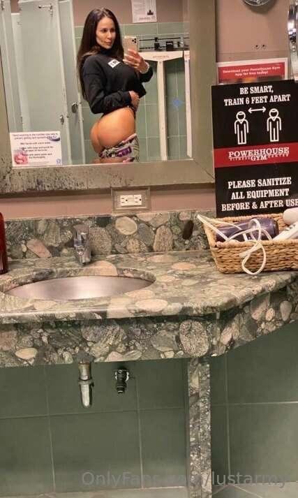 Would ***you*** get naughty with me in the locker room? 😈💕

..