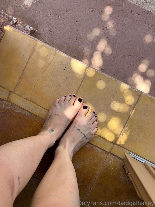 nail polish chipped >:( whos gonna fix it for me? 