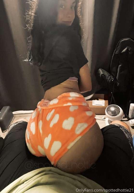 Comfy shorts and my favorite chair😉🥰🍑