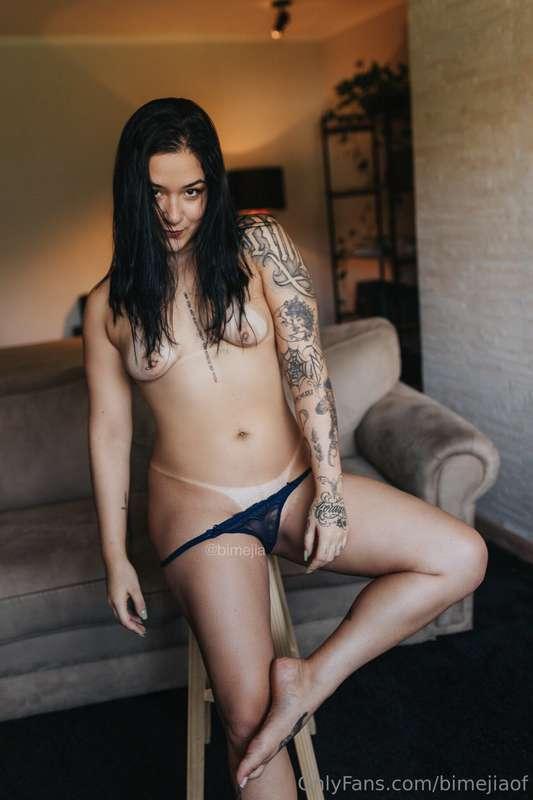 Chegando em casa é assim mesmo, tirando a roupa e ficando pe..