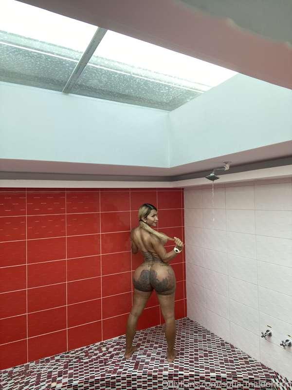 I love to be wet, would you like to swim with me??🌊