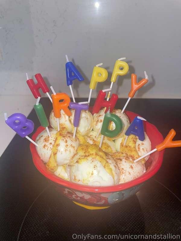My neighbor doesn’t eat carbs, so I made a deviled egg cake ..