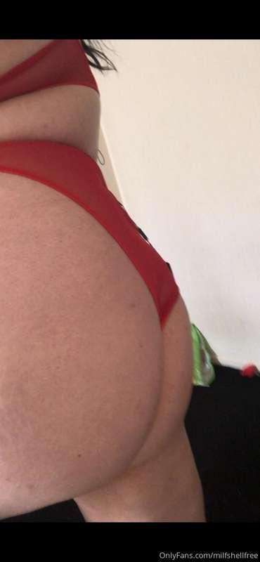 Go and follow this curvy stunner, natural big tits and big a..