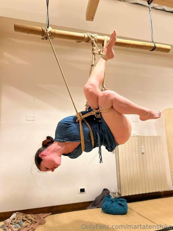 I love torsion in bondage 🥰