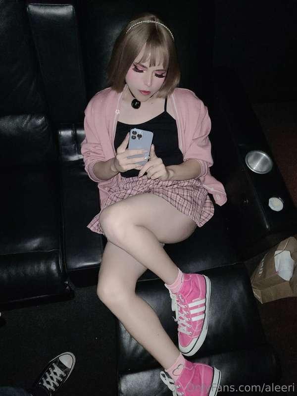 This movie is boring~ i was just so concentrate on my phone...