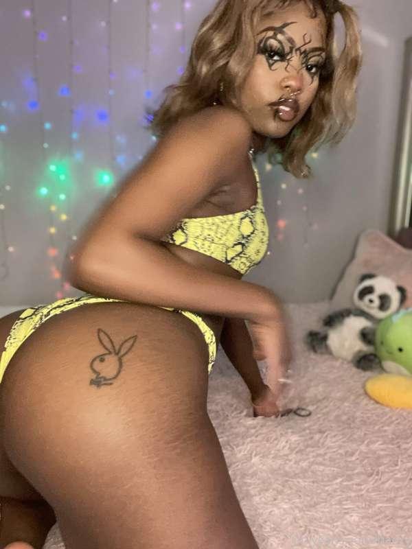 Come see the cake from the back 🤪🤪