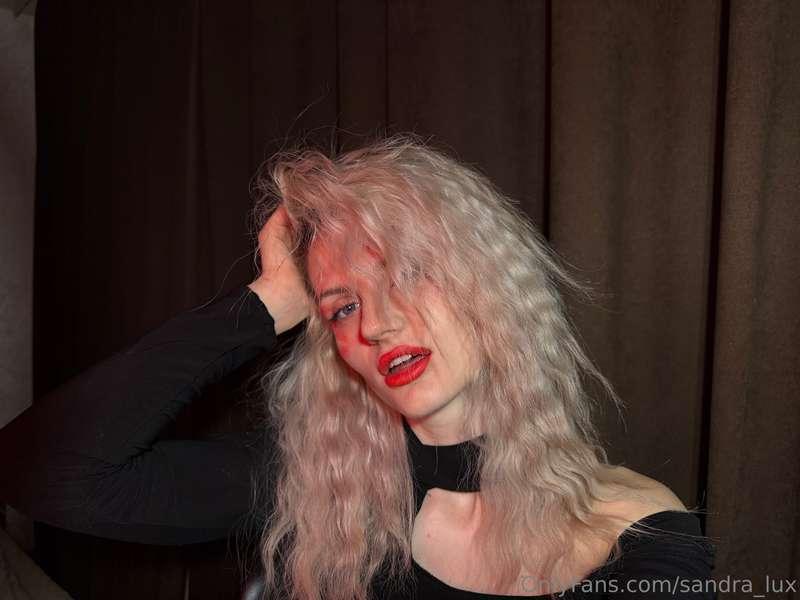 How do you like my appearance? Does red lipstick suit me? 💋🥰