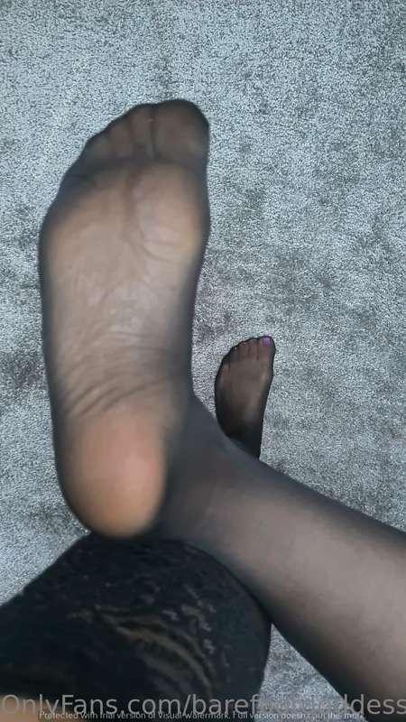What you think of nylons babes? 😍