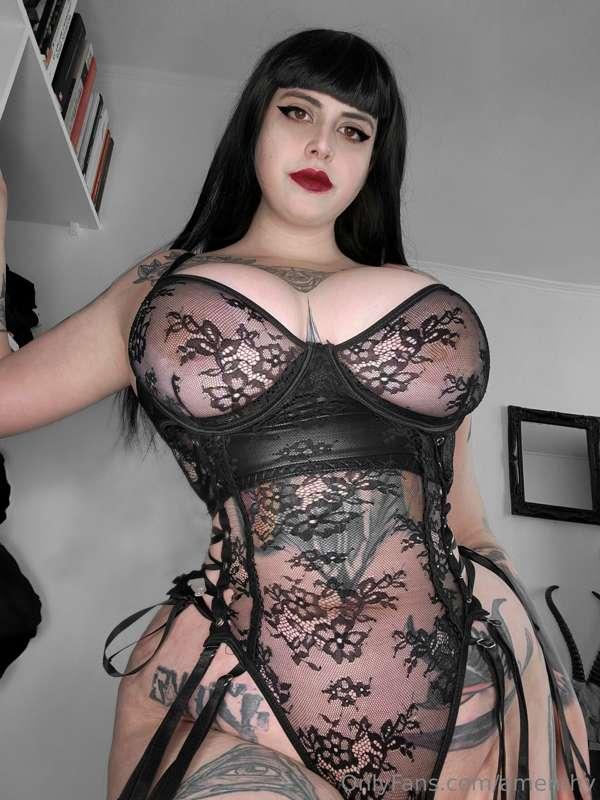 Ella adormece los dolores más crueles
y contiene todos los é..