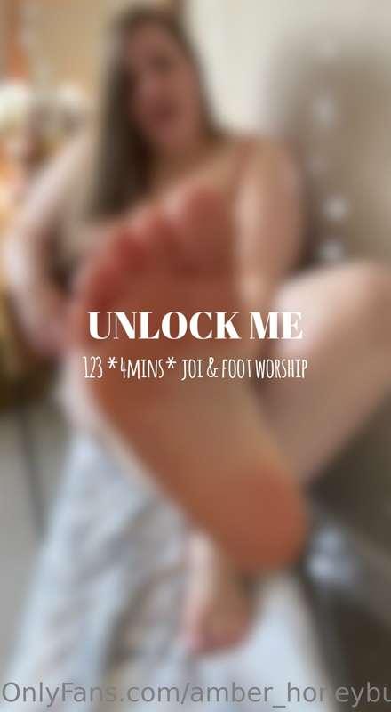 **I WANT YOU TO JERK YOUR COCK AS I TAKE OFF MY SOCKS AND PL..