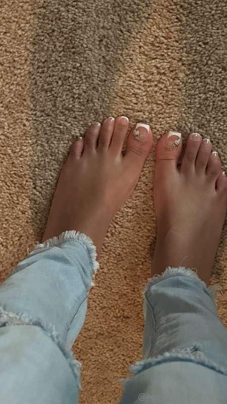toes 🦶🏽 suck them 🫦
