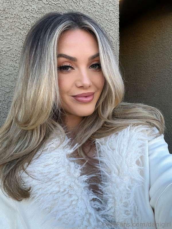 It’s faux fur season! 😍

(We don’t support real fur over her..