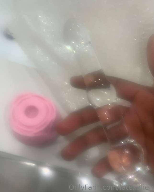 New glass dildo the heart piece broke off 💗 who wants to see..