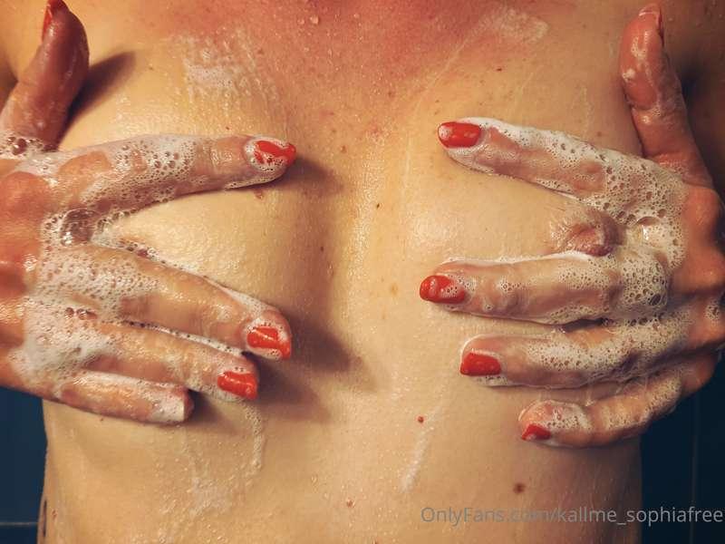 Baby, do you like my wet body?