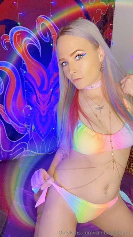 The magical and majestic rainbow kitsune 🌈🦊💖✨