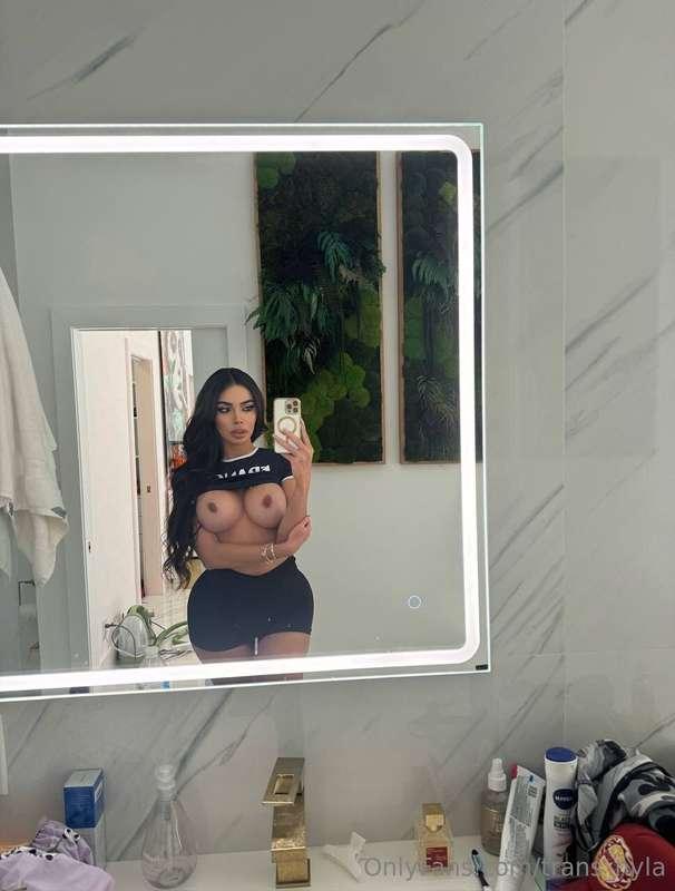 Hit like to give a squeeze to my tits! 