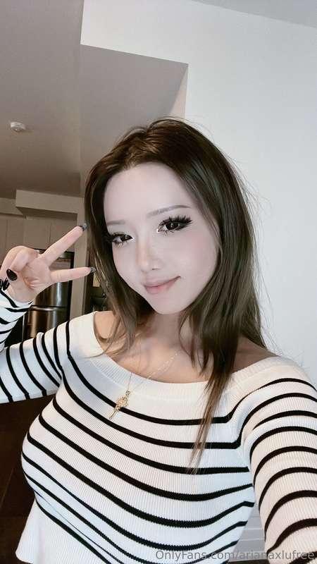laaaazy sunday!! 🙈 wanna cuddle with me on the couch? 🥰😘

**..