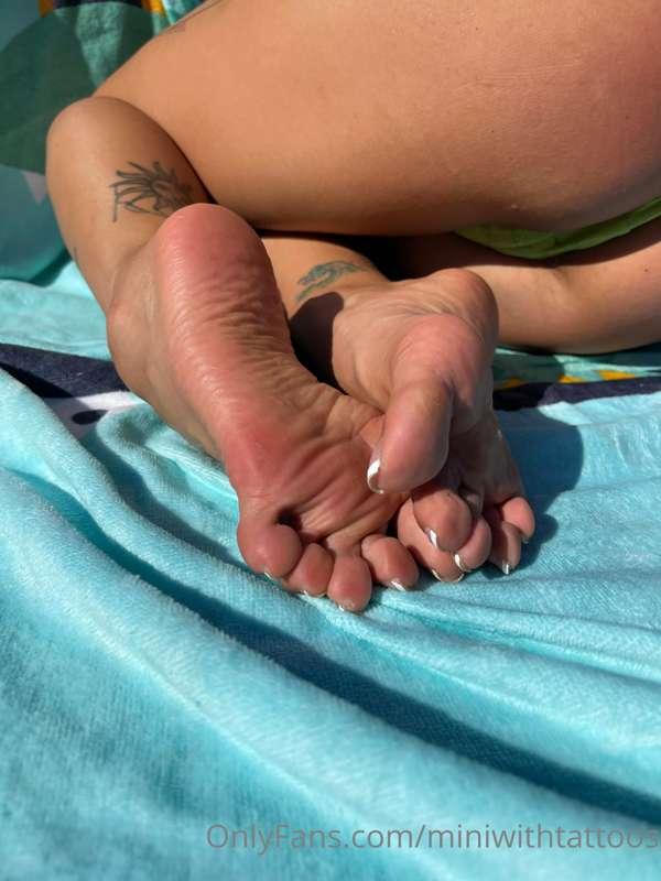 Wrinkly feet from the pool 🦶🏽