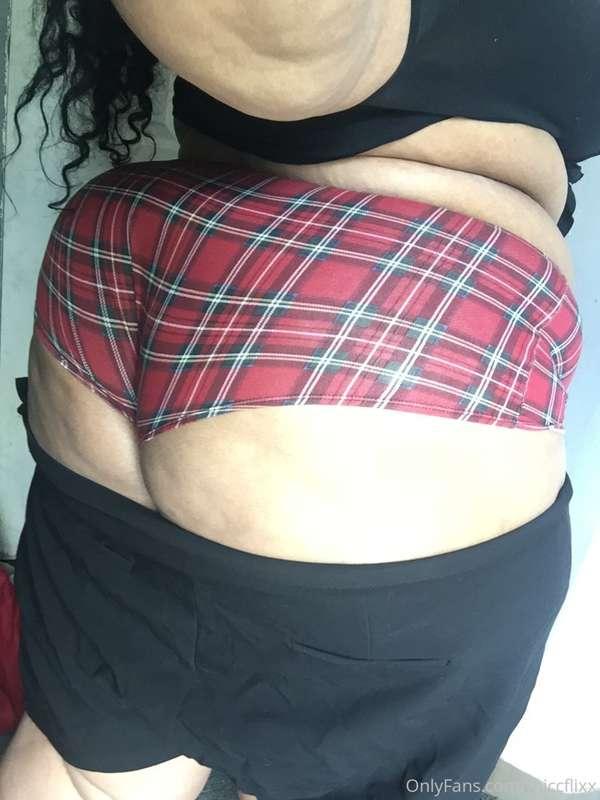 Who wants to rub up on my ass and feed me while I game today..