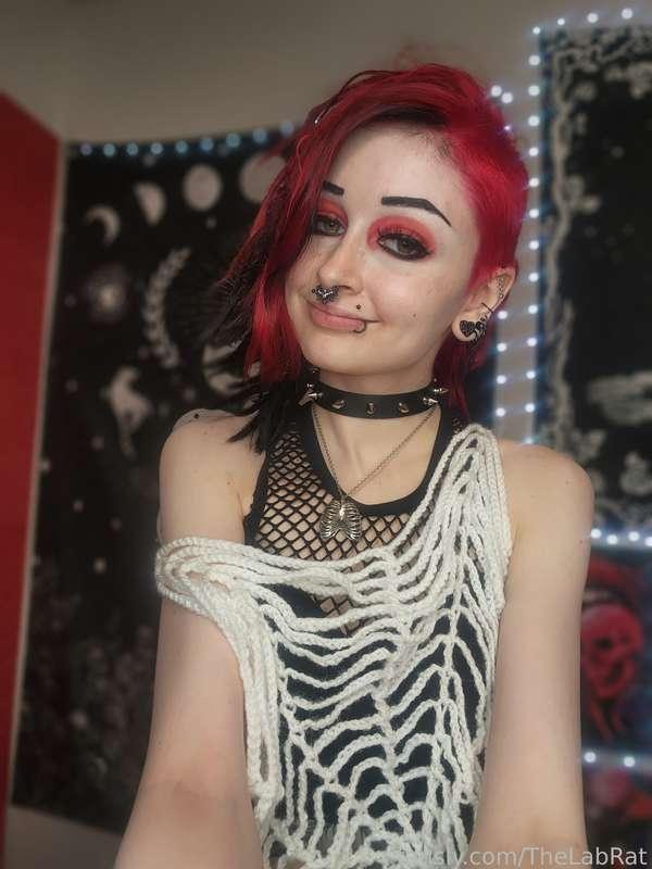 🖤🖤i love this spiderweb top, I'll definitely have to make more in a few different styles🖤🖤


#FYP #SFW #DIY #crochet #fishnet #goth #alt #redhead #piercings #selfies