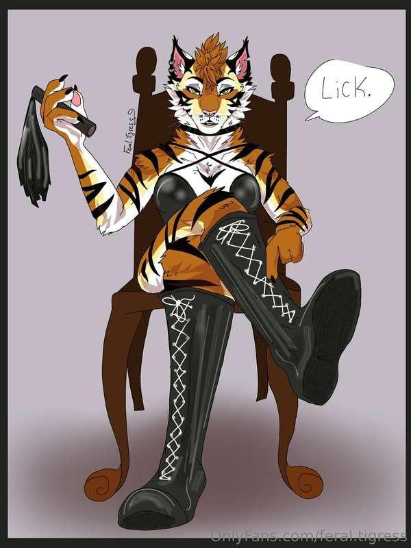 Some folks asked so I shall present.. dom leather mommy?😘😈🖤🥵..