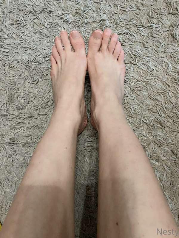 let’s paint my toenails with red color 👣💅 good idea? 😘