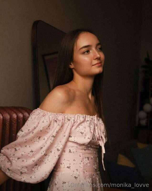 💗 This demure cutie @danoria waiting to be seduced 😍        ..