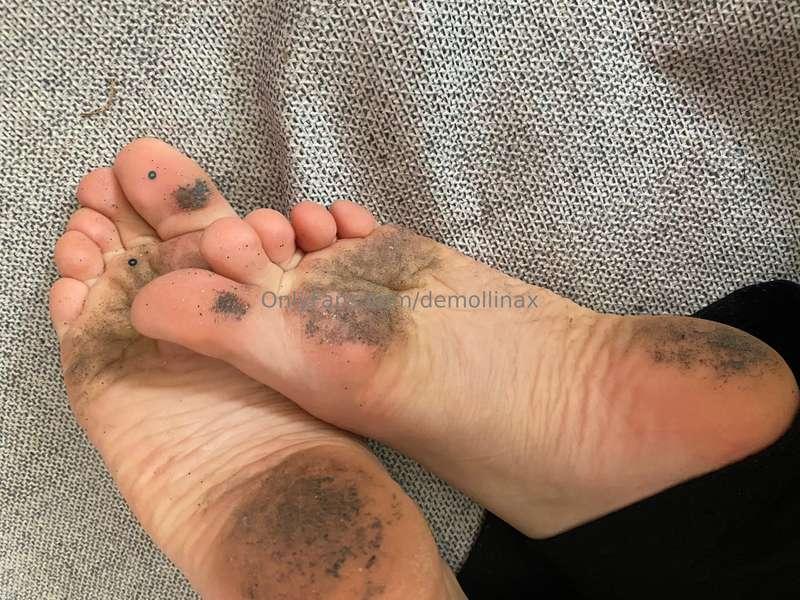 Who will lick my dirty feet I need someone to cum on my feet..