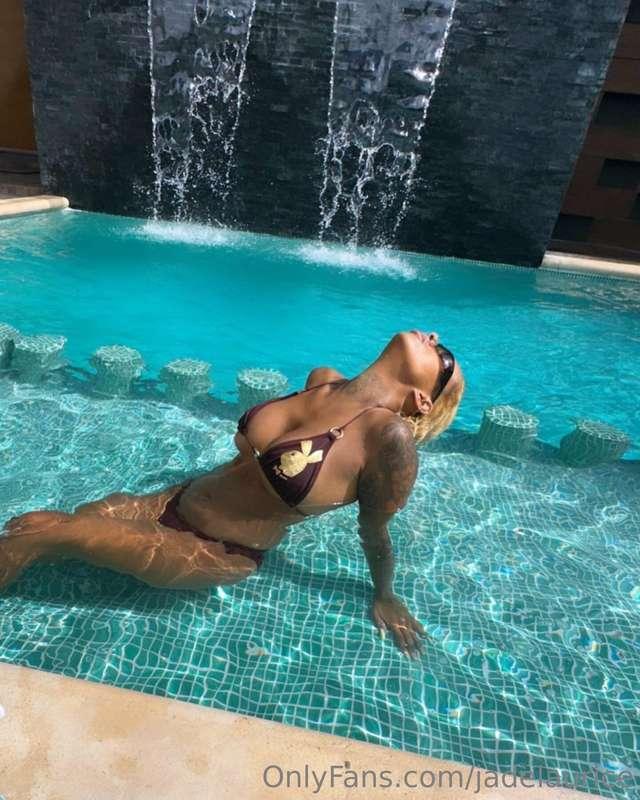 Just arrived in Mexico .. straight into the pool I go 🧜🏽