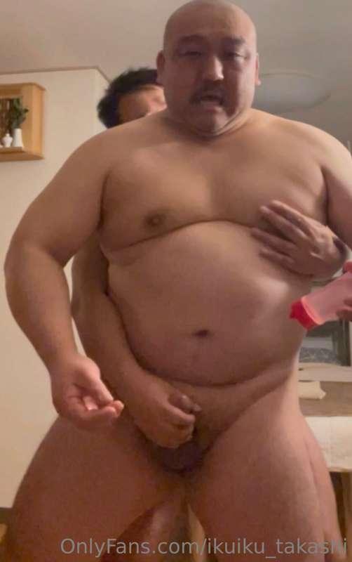 Squeeze your nipples from behind‼️
たまには屈辱画像！😅。
後ろから乳首をいじられ、チ..
