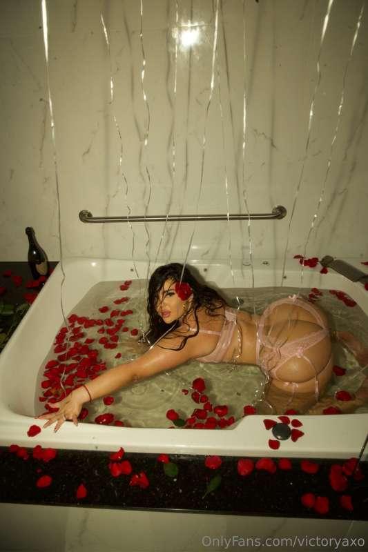 Craving a steamy bath session? ***DM me*** and let's get wet..