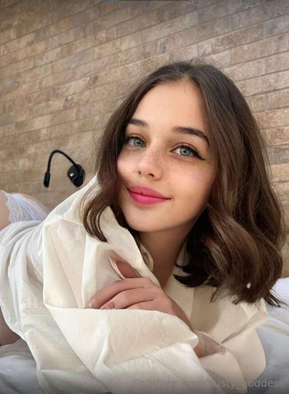This SLIM and INNOCENT CUTIE has made her page FREE!💫

@naug..