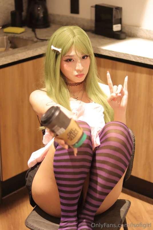 Tu mesera no lleva bragas bajo el informe >\\~\\<