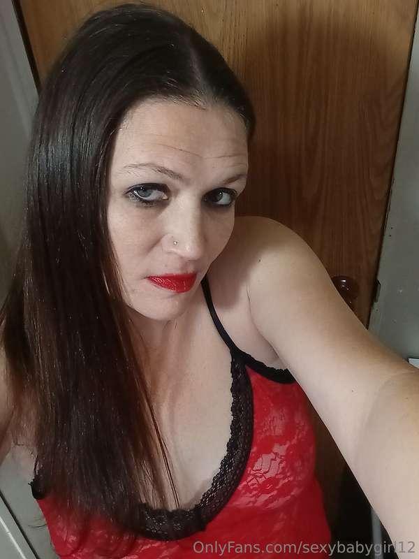 Im so horny right now who wants to play with me😘