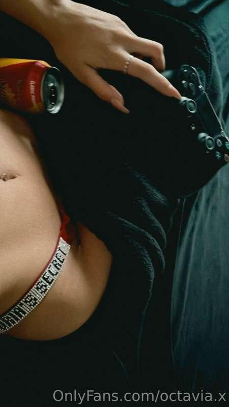 🎮🍹 The perfect evening for me! Who else loves gaming and dri..