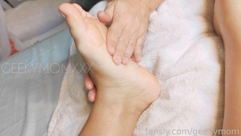 Is #footmassage Friday a thing? Because it should be. 😉 Just a 1 min teaser vid of @geekydad giving me an oily foot massage. Longer video coming soon. 

#feet #toes #soles #footfetish #feetfetish #oilyfeet #fyp #softsoles #prettytoes