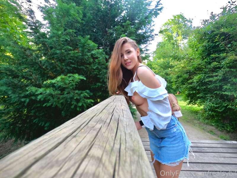 Boobies flash in park 😇😇😇 and yes - I’m not wearing bra 😋😋